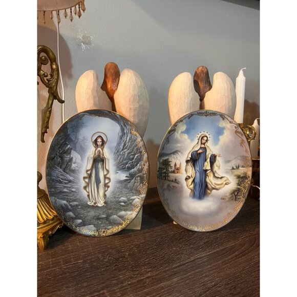 Set of 2 Our Lady of Lourdes Collector Plate: Hector Garrido Porcelain 1994 - Picture 4 of 10